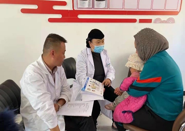 Village doctors from Yintian town in Men Yuan county practicing IYCF counselling for a mother.