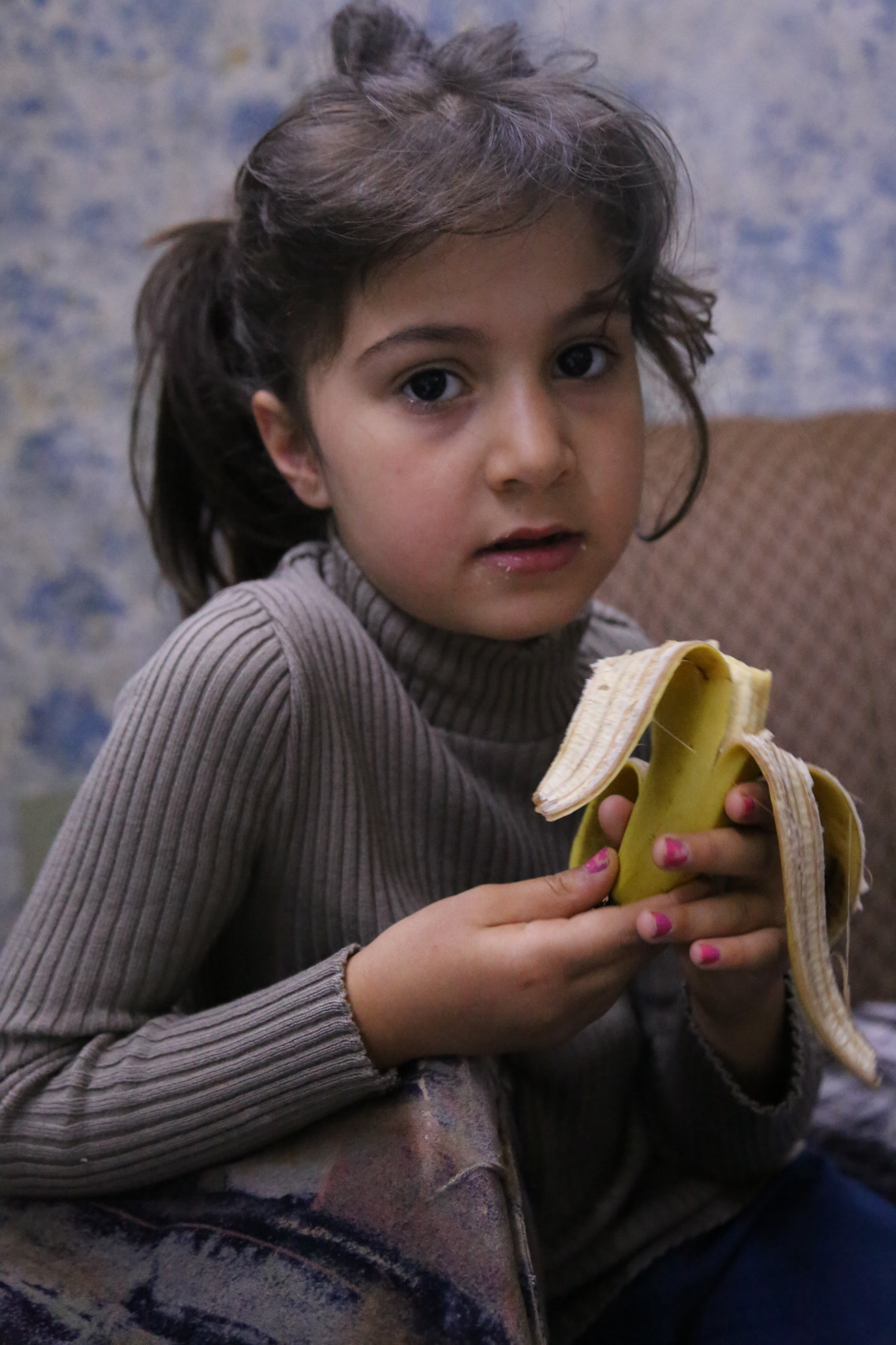 Rama, a 7-year-old Syrian refugee girl who now lives in Mount Lebanon. Through WFP’s e-cards, Rama can eat fresh vegetables and fruits.