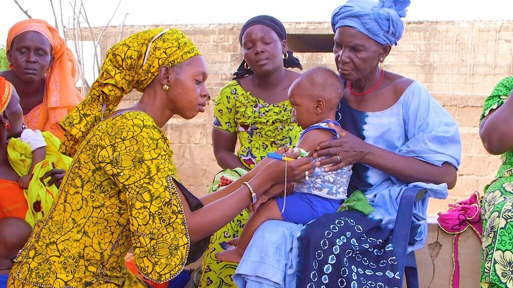 Une agente en santé communautaire surveille la croissance d'un enfant en mesurant son périmètre brachial (PB) à Matam, Sénégal.