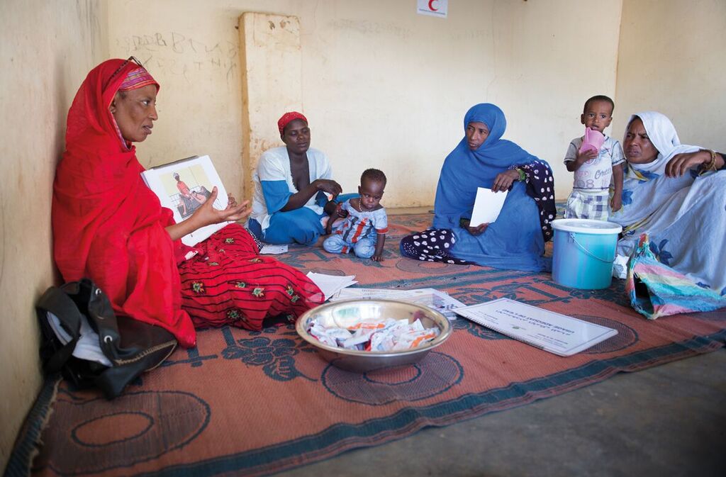Mothers attend an education session on malnutrition and breastfeeding in Kaédi, Mauritania
