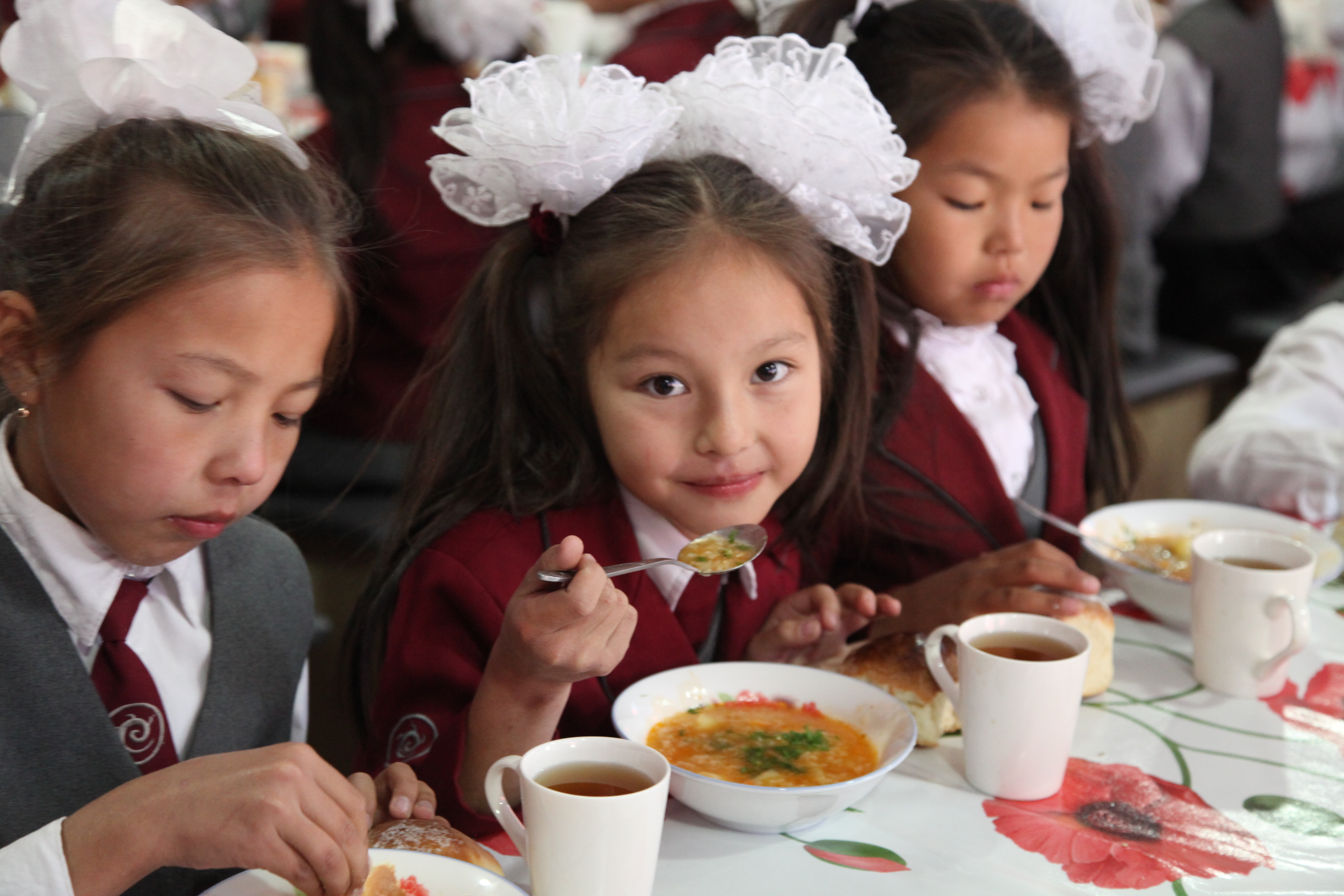 Plus de 5000Â élèves kirghizes bénéficient de repas scolaires nutritifs.