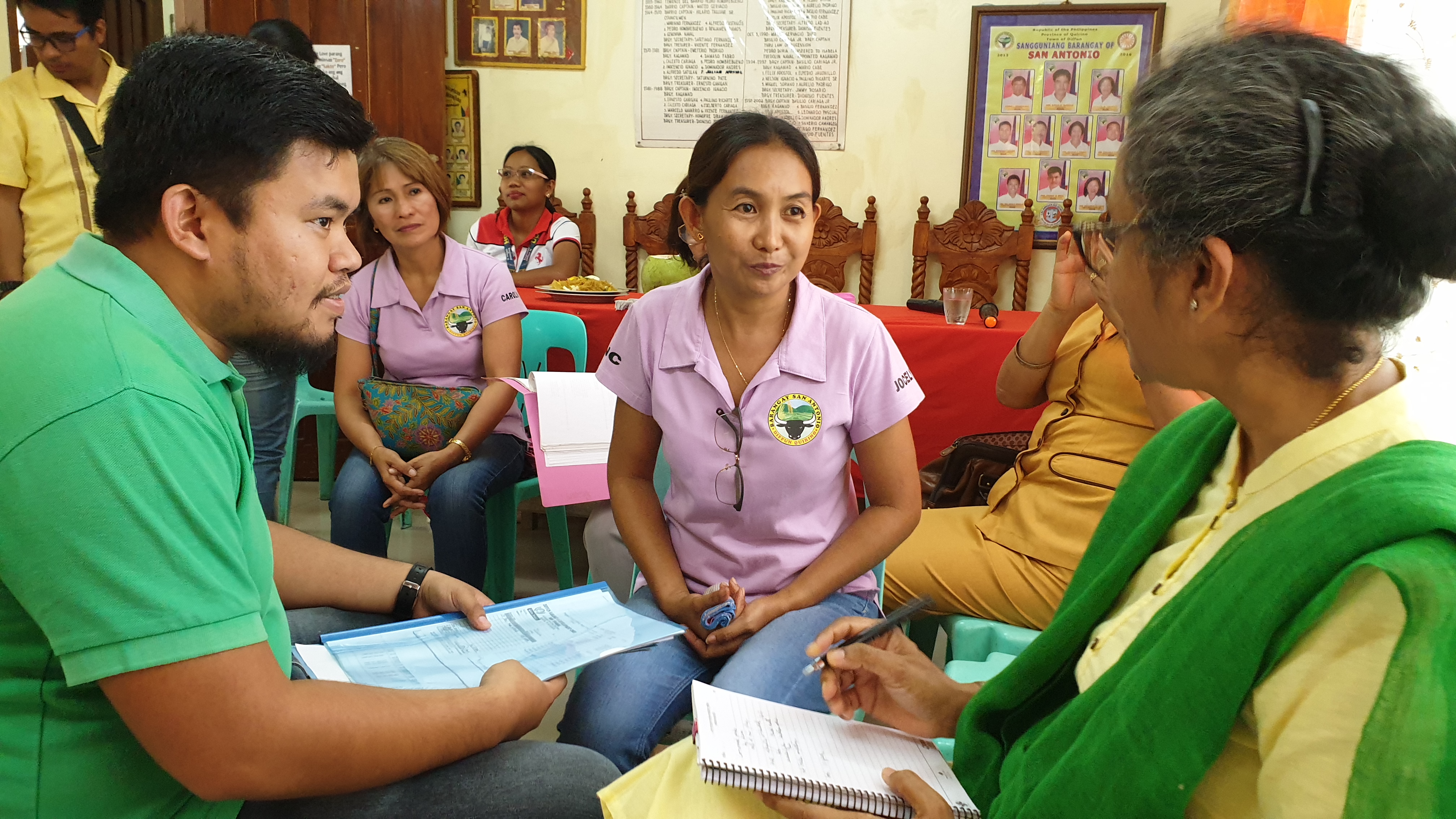 ENN’s Regional Knowledge Management Specialist, Charulatha Banerjee, interviews some Barangay Nutrition Scholars. 