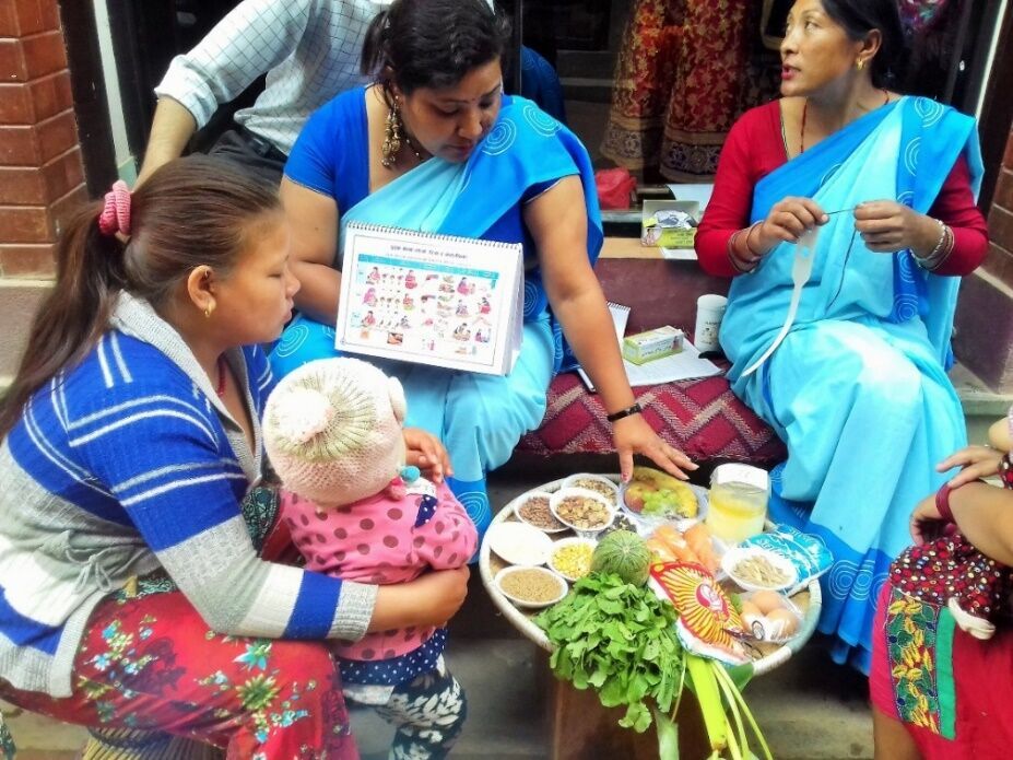 Présentoir et utilization d’un Poshan Nanglo par les FBSC, Tokha, Katmandou, Semaine de la nutrition, avril 2017