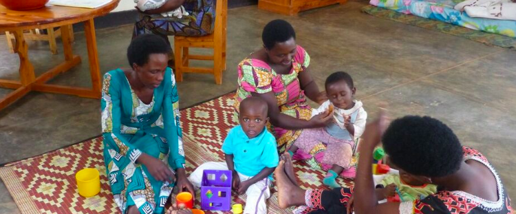Mothers playing with their babies in the Rwinkwavu Hospital PDC
