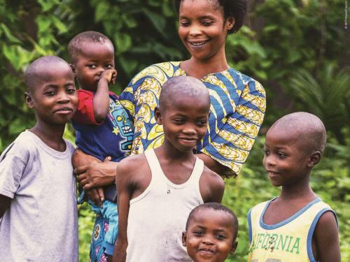 Front cover of the Technical Briefing Paper titled, "Updating evidence on the relationship between wasting and stunting." It shows a mother smiling and standing with her five children.