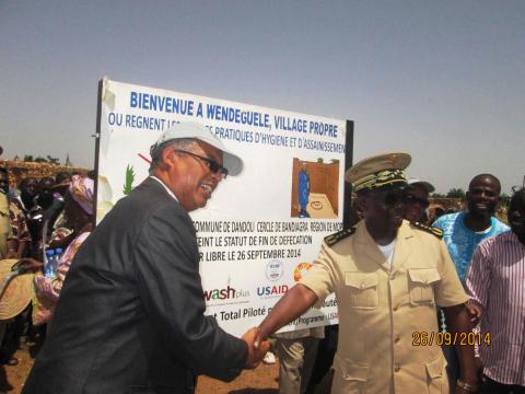 certification du 1er village par le directeur de USAID et Gouverneur de region