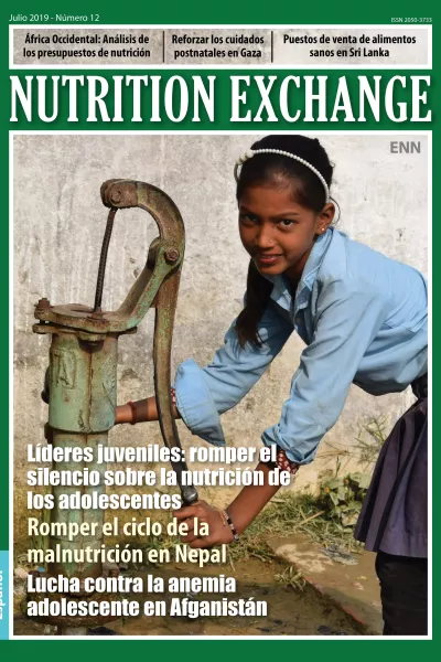 Front cover of Spanish version of Nutrition Exchange Issue 12. Image shows a school girl collecting water from a water pump.